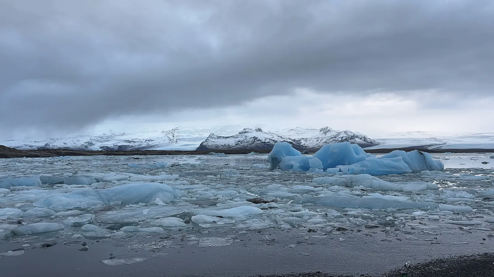 氷が浮かぶアイスランドの氷河湖