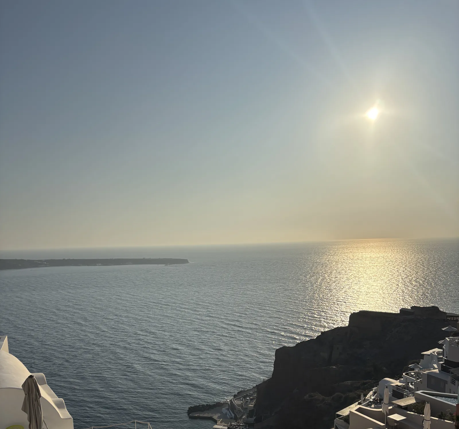 サントリーニ島の海に沈む夕日