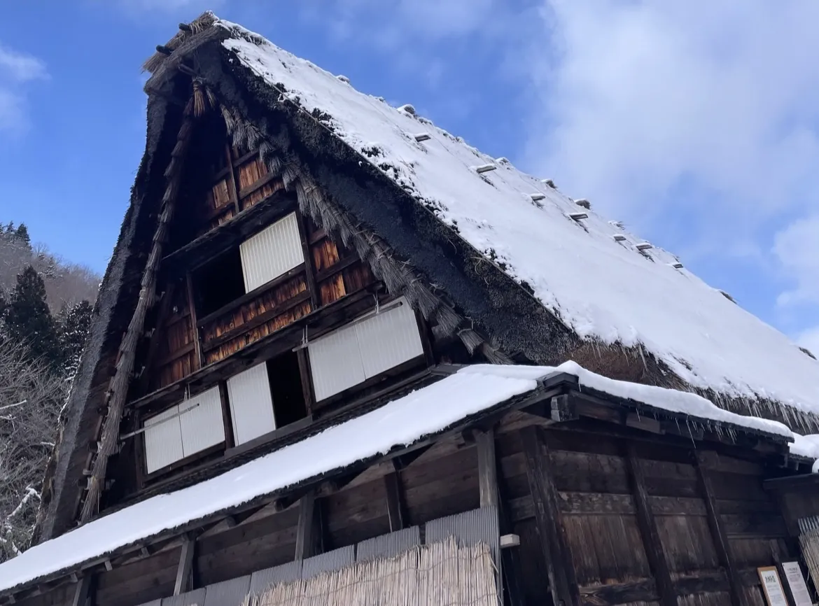 雪に包まれた白川郷の合掌造り